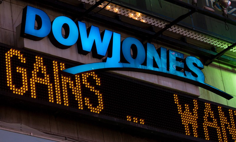 Dịch bệnh tái bùng phát nhiều nơi, Dow Jones cắm đầu giảm hơn 700 điểm