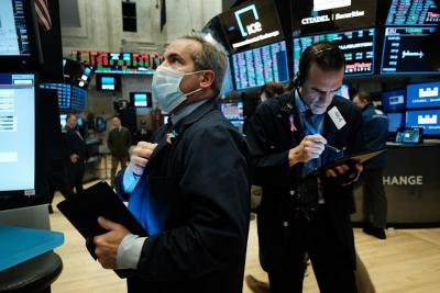 S&P 500 sụt gần 4%, Dow Jones lao dốc 900 điểm