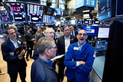 Dow Jones vọt hơn 400 điểm, Nasdaq tăng 4% sau phát biểu của Chủ tịch Fed