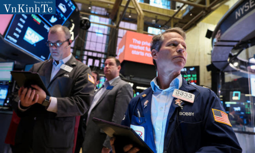 Dow Jones giảm hơn 200 điểm khi lợi suất trái phiếu Mỹ vượt mức 4%