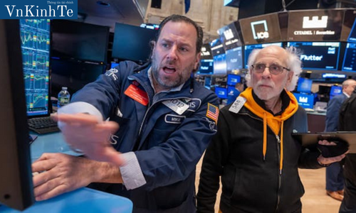 S&P 500 lại lập kỷ lục mới, Dow Jones tăng 350 điểm